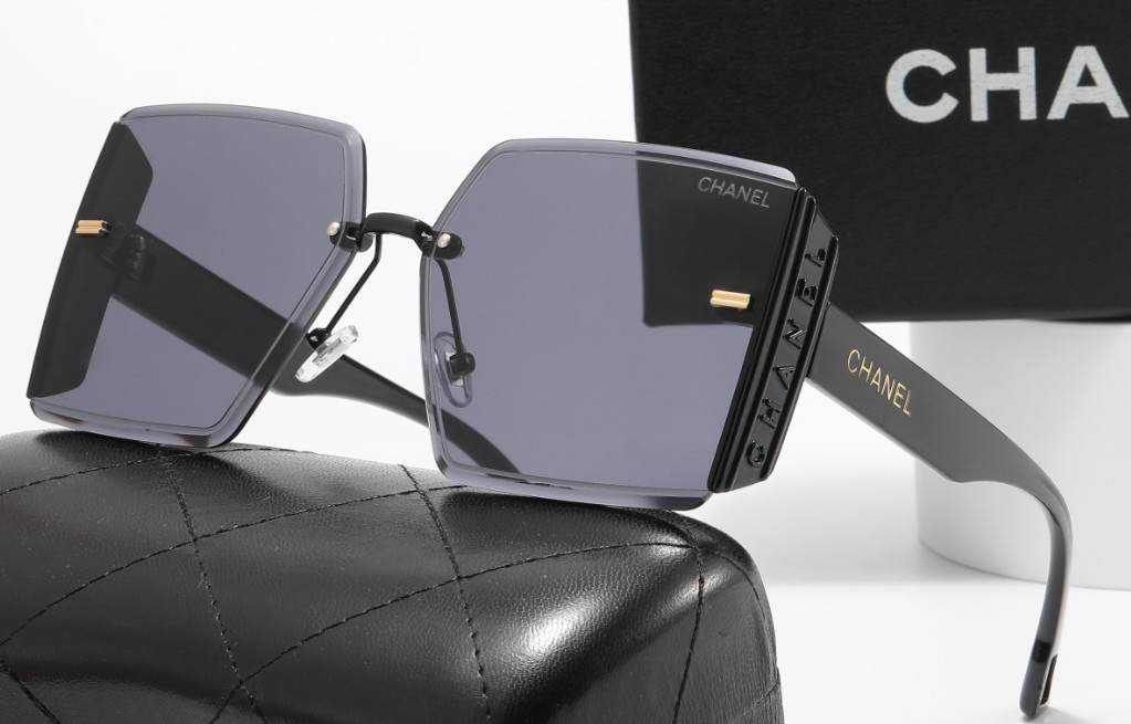 Niepowtarzalne, bezramkowe, przeciwsłoneczne okulary Chanel napis Cudo