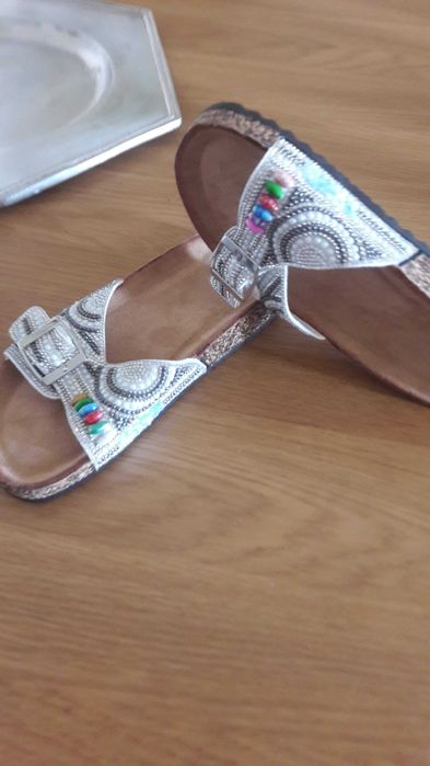 Chinelos novos com missangas