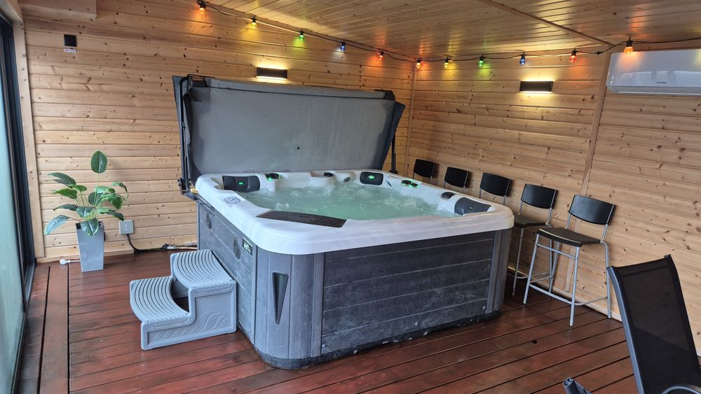 Domki pod Sosnami PREMIUM Jacuzzi  Basen Sauna DUŻA WIATA Radawa