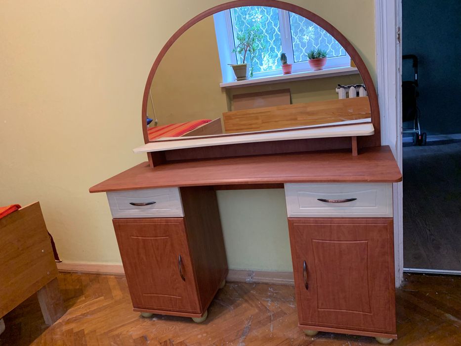 Трюмо, трильяж,  меблі в спальню