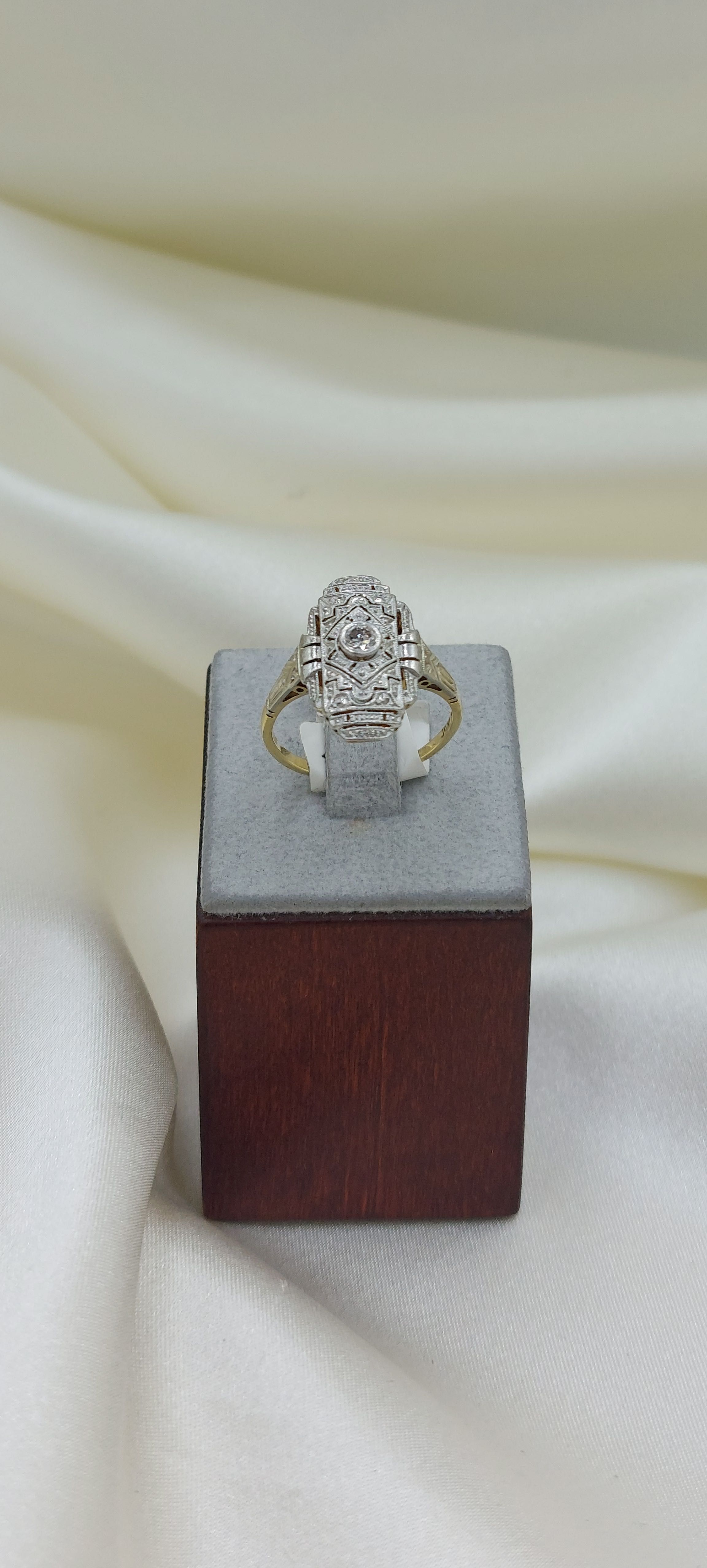Złoty pierścionek w stylu Art Deco z diamentem