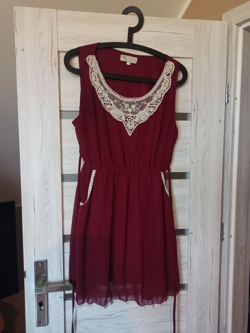 Bordowa/czerwona sukienka z koronką wiązana M/L