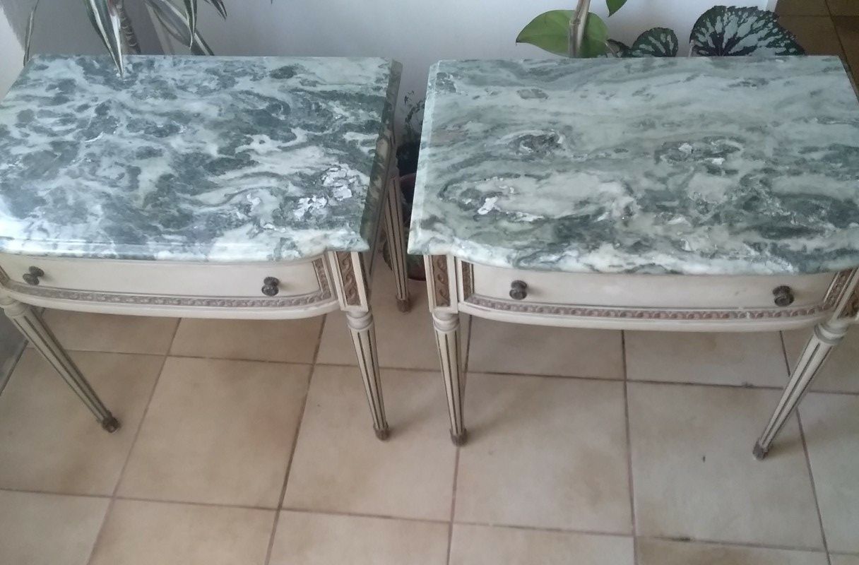 Mesa de cabeceira antiga com tampo em pedra