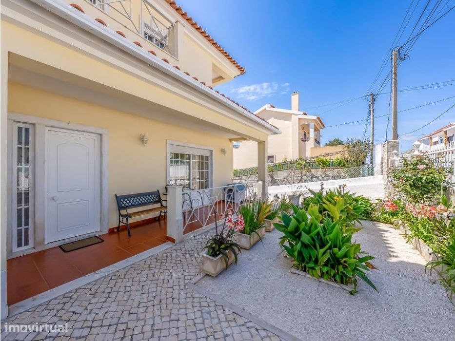 Moradia T4 com vista de mar na Carvoeira.