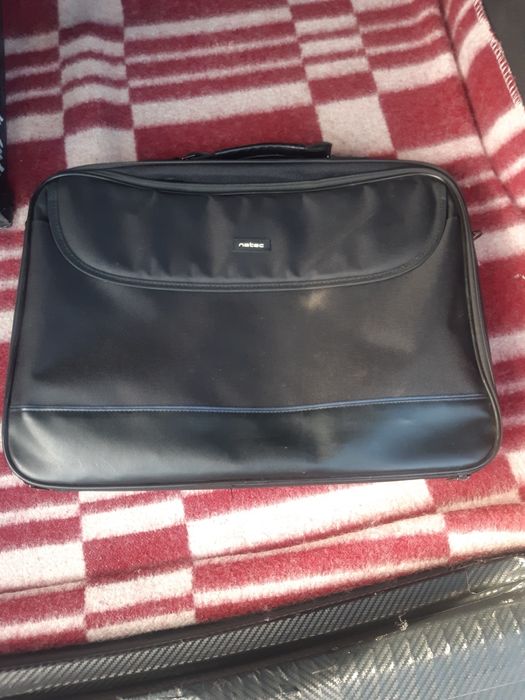 Сумка для ноутбука, нова. Розмір 40*28.5*8.5 см
Чорний колір, матеріал