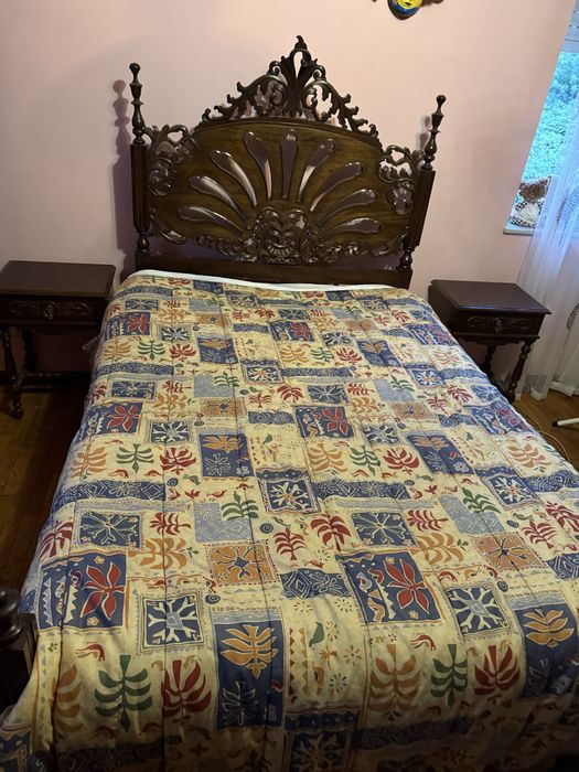 Cama antiga ( antiguidade mas como nova) mesas incluidas