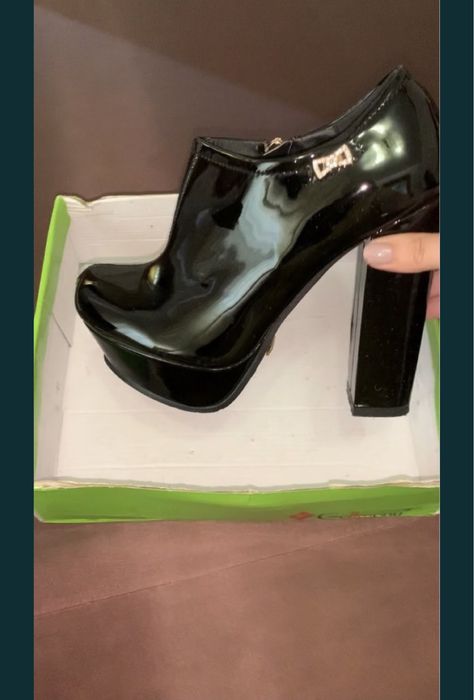 Продам ботильоны, кросовки, тапочки