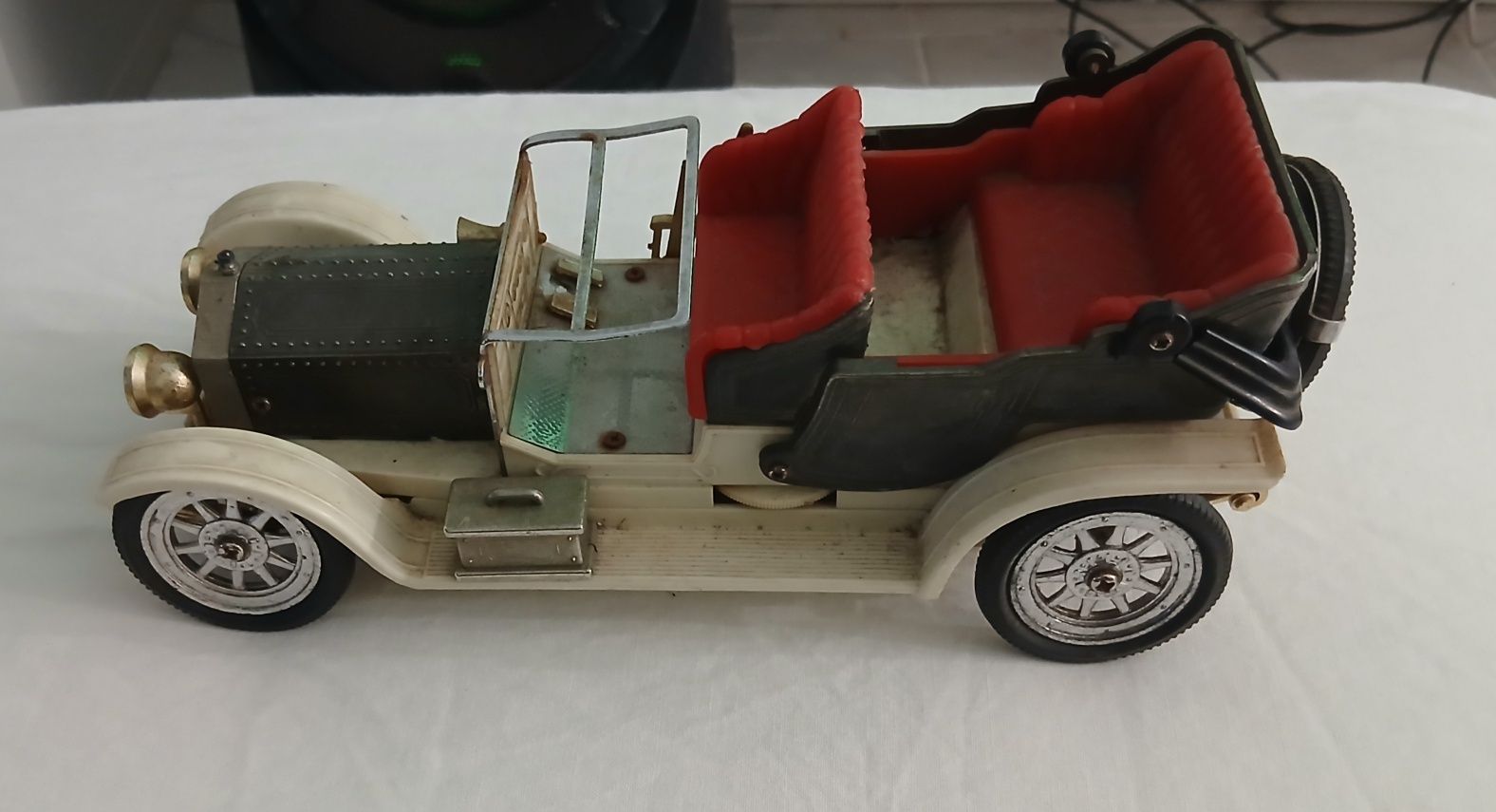 Carro Clássico Antigo em Plastico para Restaurar