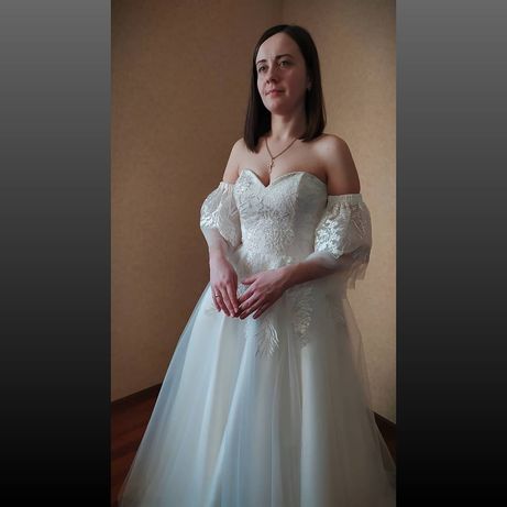 Вечірня(весільна) сукня кольору айворі розмір 44-46 регулюється