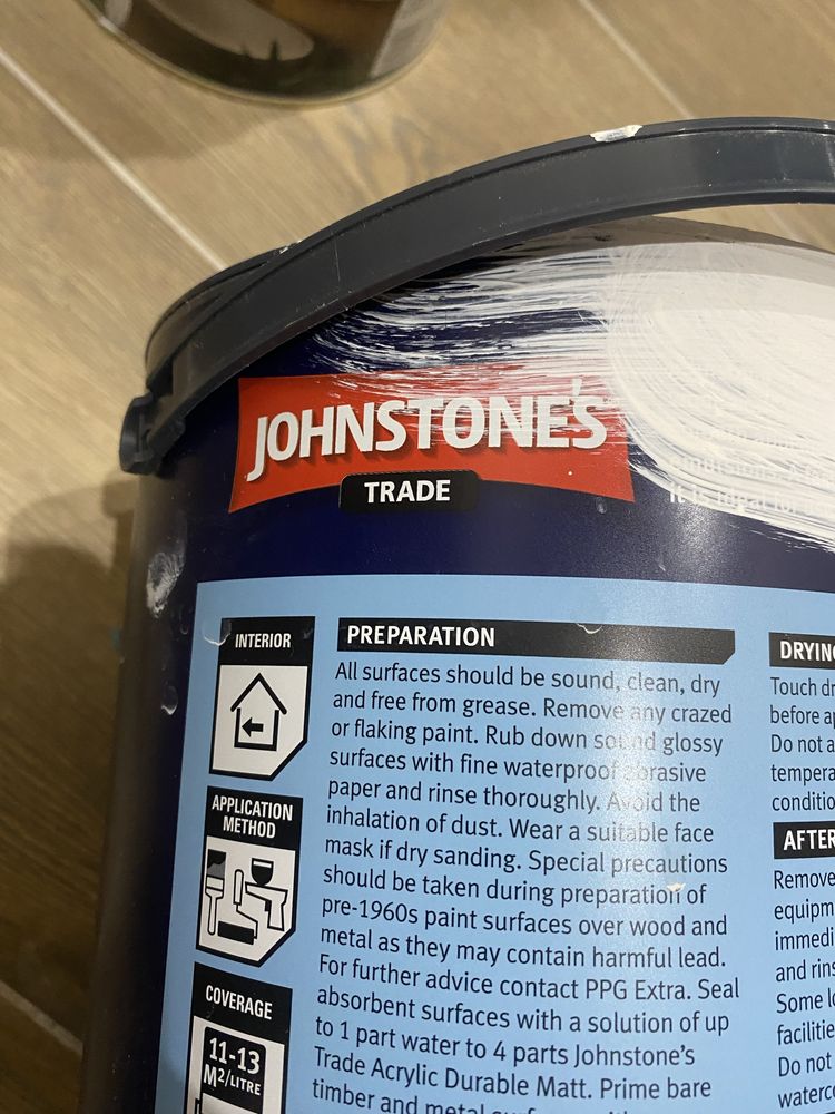 Краска AKRIT 20 Eckaro и JOHSTONES trade acrylic durable matt