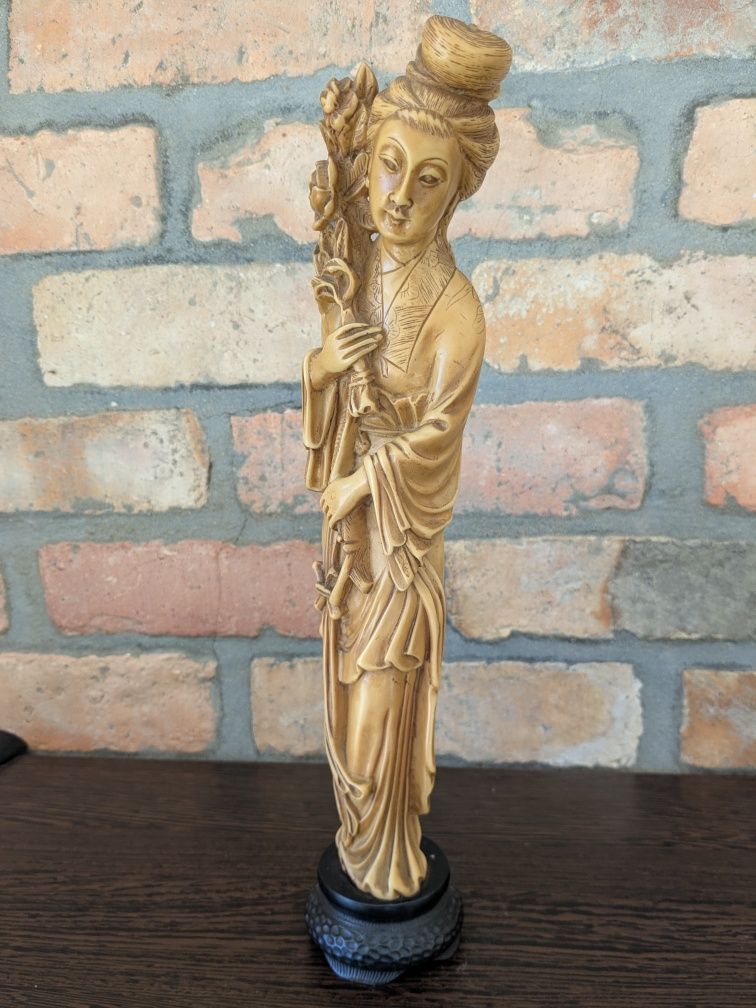 Decoração artesanal origem Ásia mulher com arranjo de flores