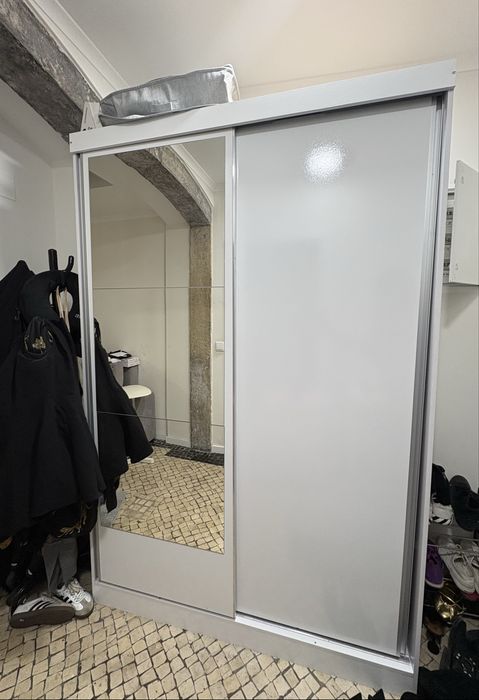 Roupeiro com espelho