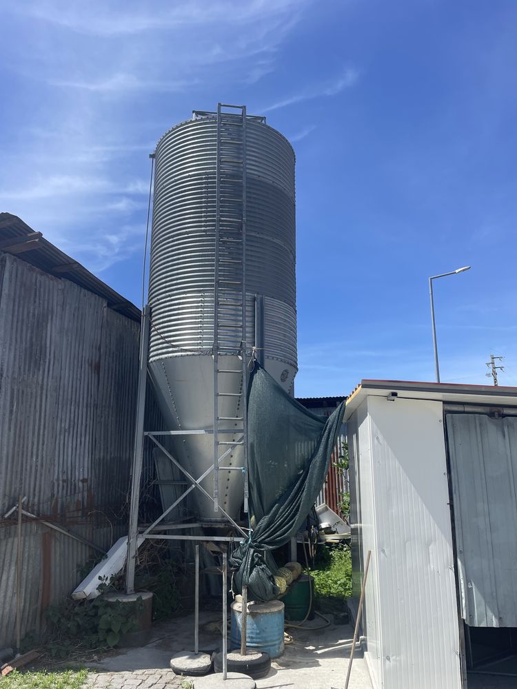 Silo vertical semi-usado em bom estado