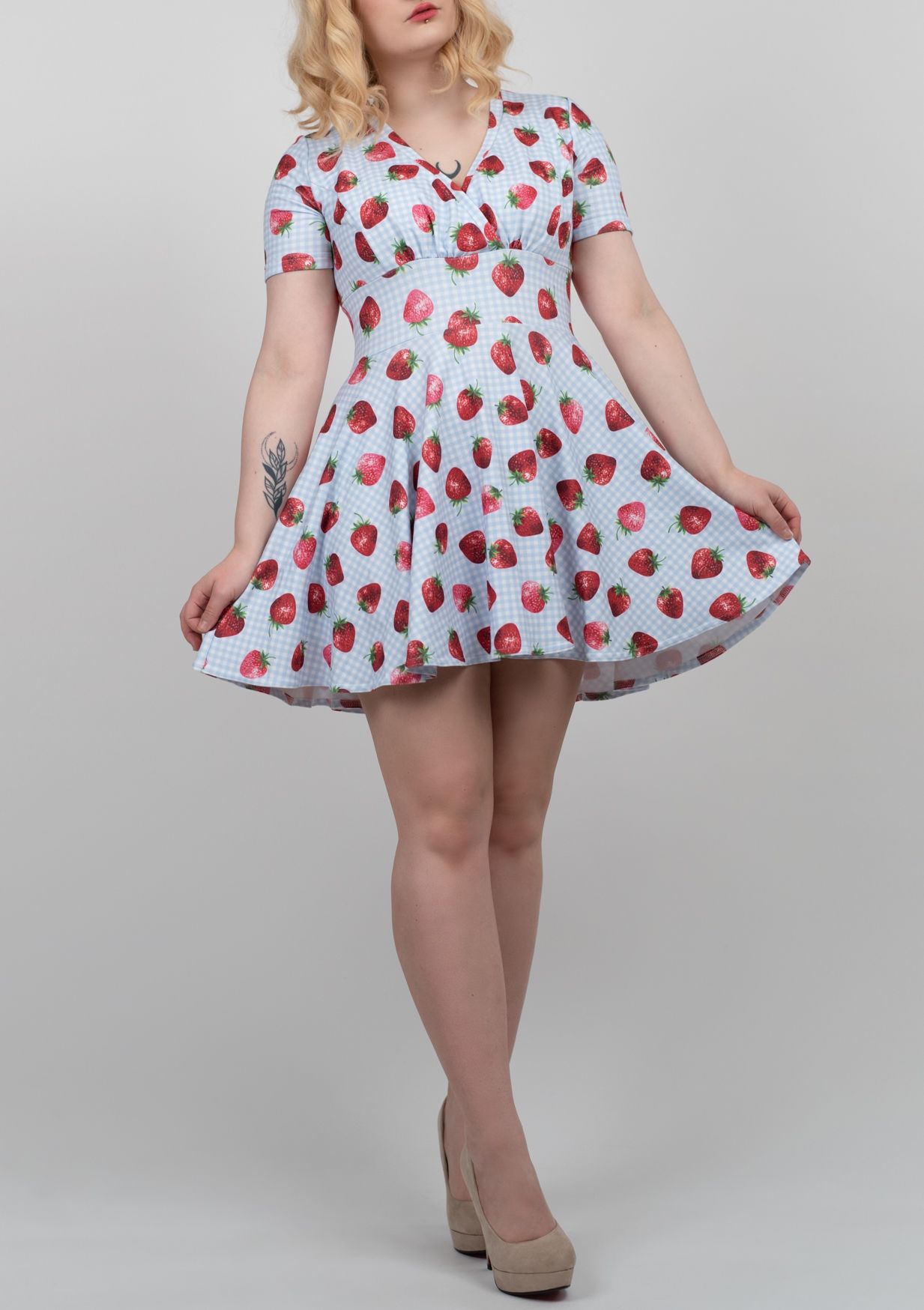 Sukienka w truskawki lolita kawaii alternatywna PL