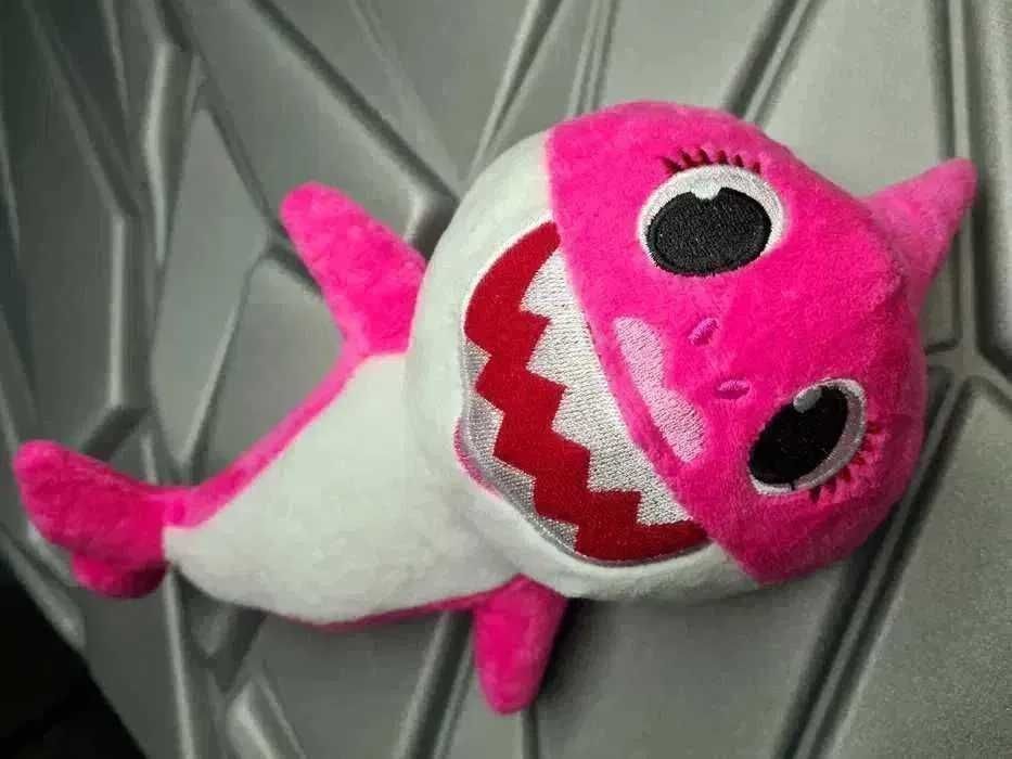 Nowa maskotka pluszak Baby Shark różowy grający - zabawki