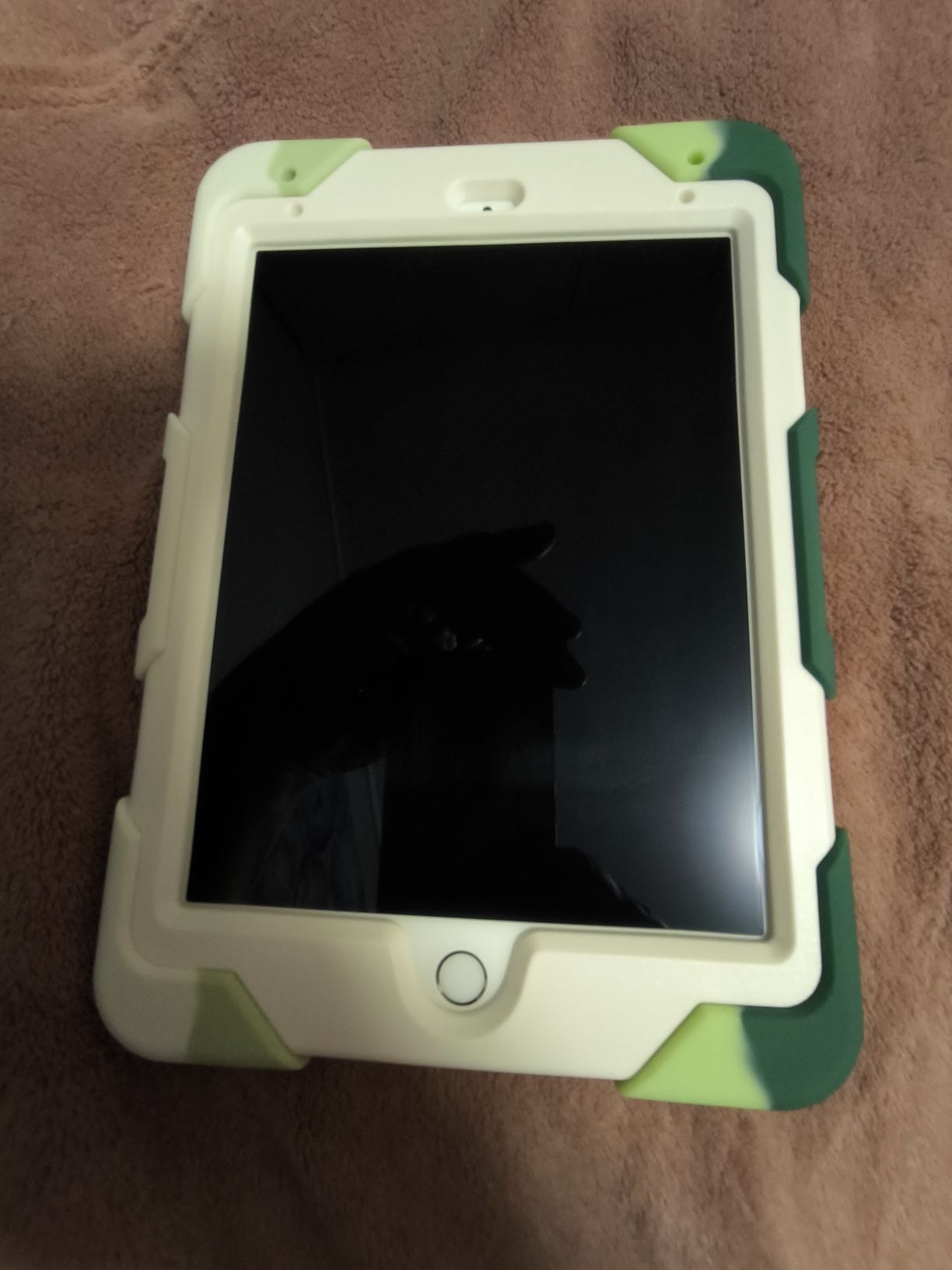 iPad mini 4, A1550, 16 GB, wifi + cellular, pancerne etui