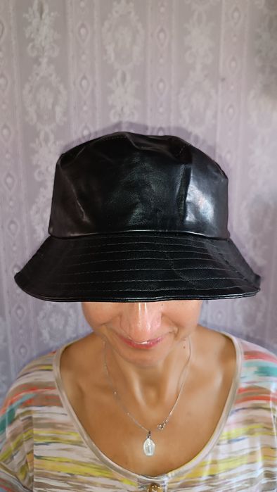 Стильний капелюх з еко шкіри