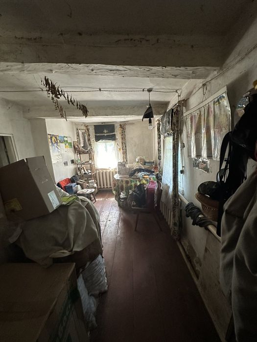 Будинок та  земельна ділянка поруч