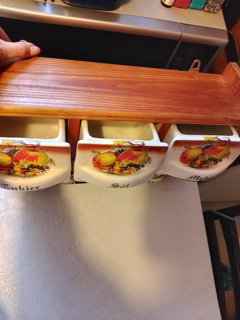 Półeczka wisząca z ceramicznymi szufladkami na przyprawy