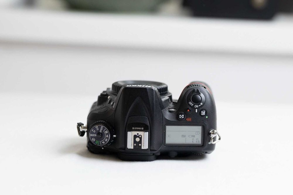 Lustrzanka Nikon d7200 MAŁY PRZEBIEG + karta pamięci 64GB + 4 baterie