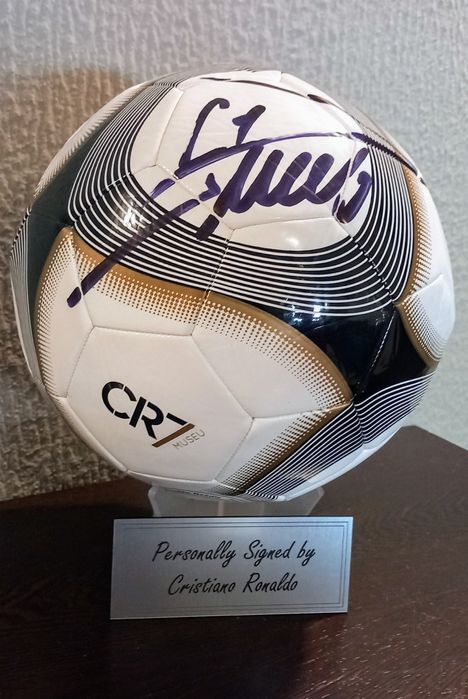 Bola autografada Cristiano Ronaldo e trofeu Euro.