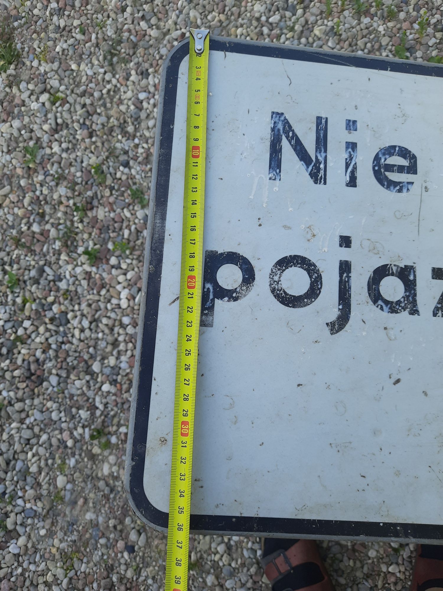Zabytkowa tablica informacyjna.