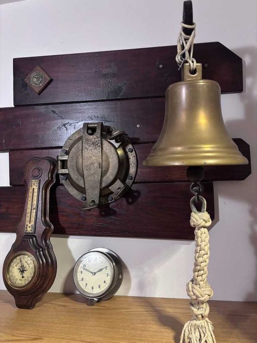 Duży dzwon okrętowy - bulaj, zegar oraz barometr.
