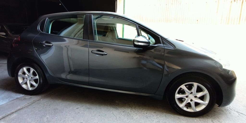 Peugeot 208 1.2Vti 2013 apenas 130 mil kms