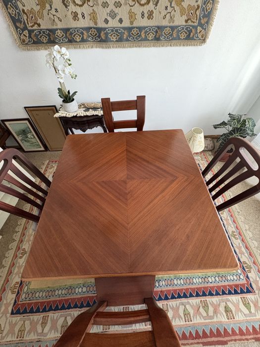 Mesa antiga de madeira