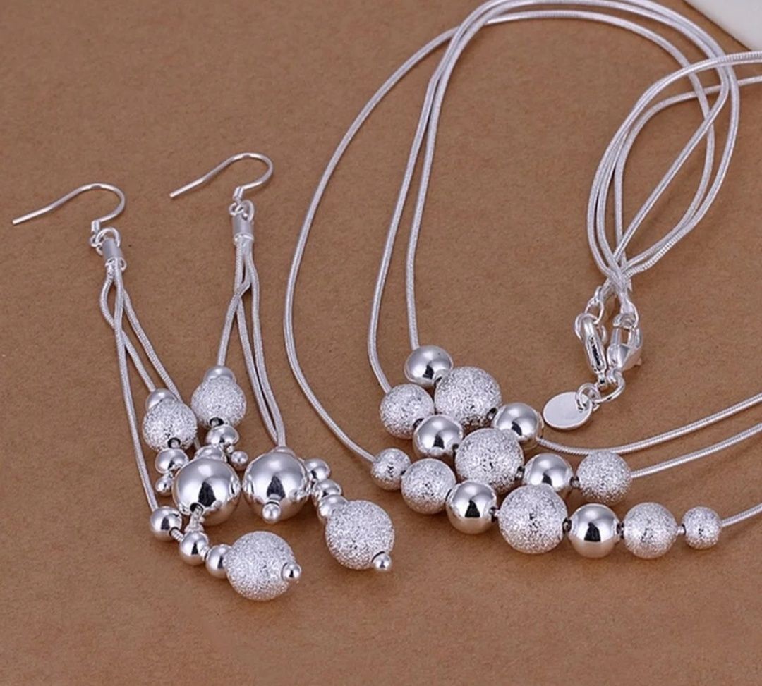 Продам набор серебряной бижутерии серьги и ожерелье