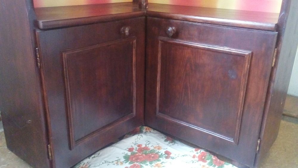 Drewniana narożna witryna retro