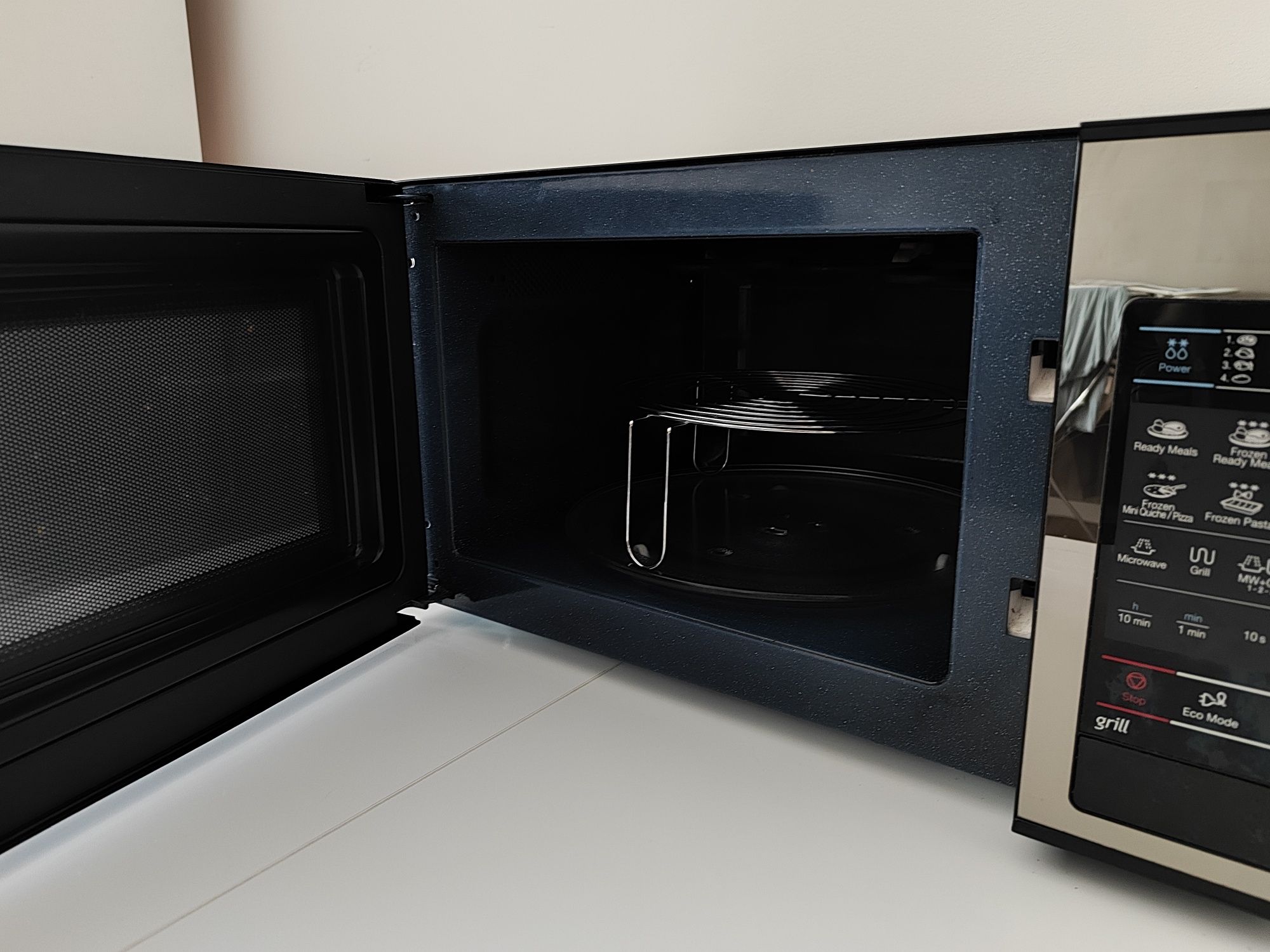 Mikrofalówka Samsung GE83X – idealny stan, używana sporadycznie!