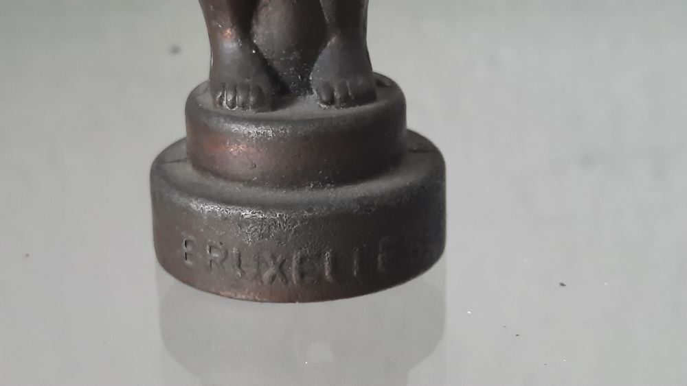 Figura antiga de criança em metal