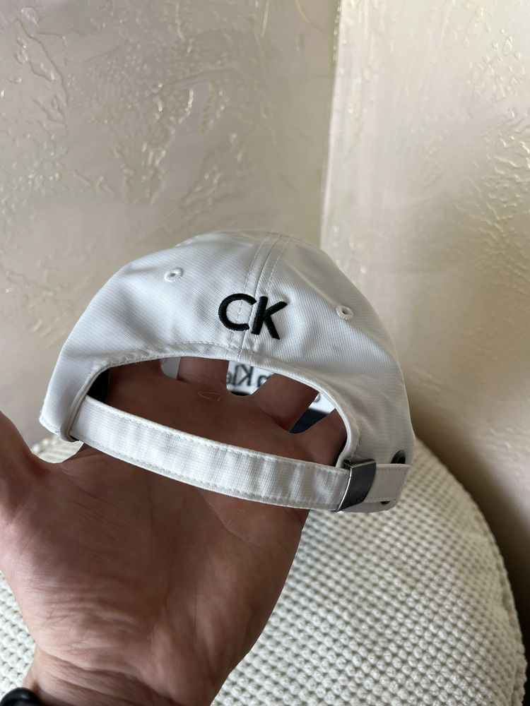 Біла кепка Calvin Klein — стриманий преміум-стиль