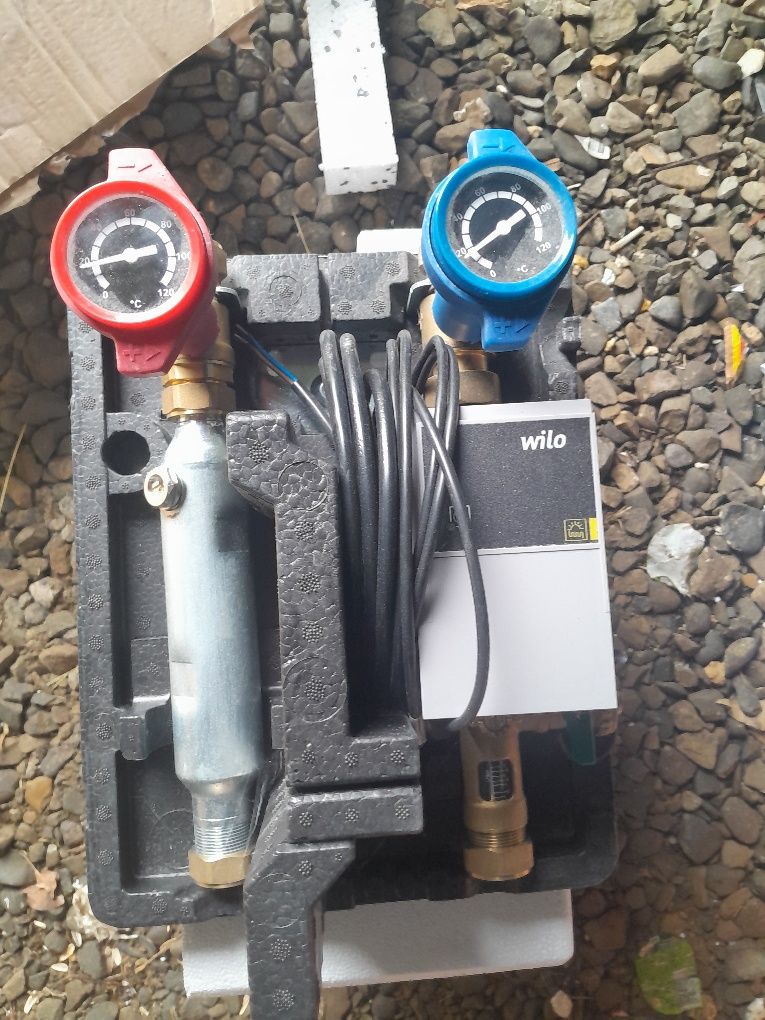 Dwururowa grupa pompowa bosch AGS10-2 bosch do instalacji solarnych