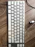 Apple A1243 Keyboard AZERTY – Elegancka Klawiatura Przewodowa