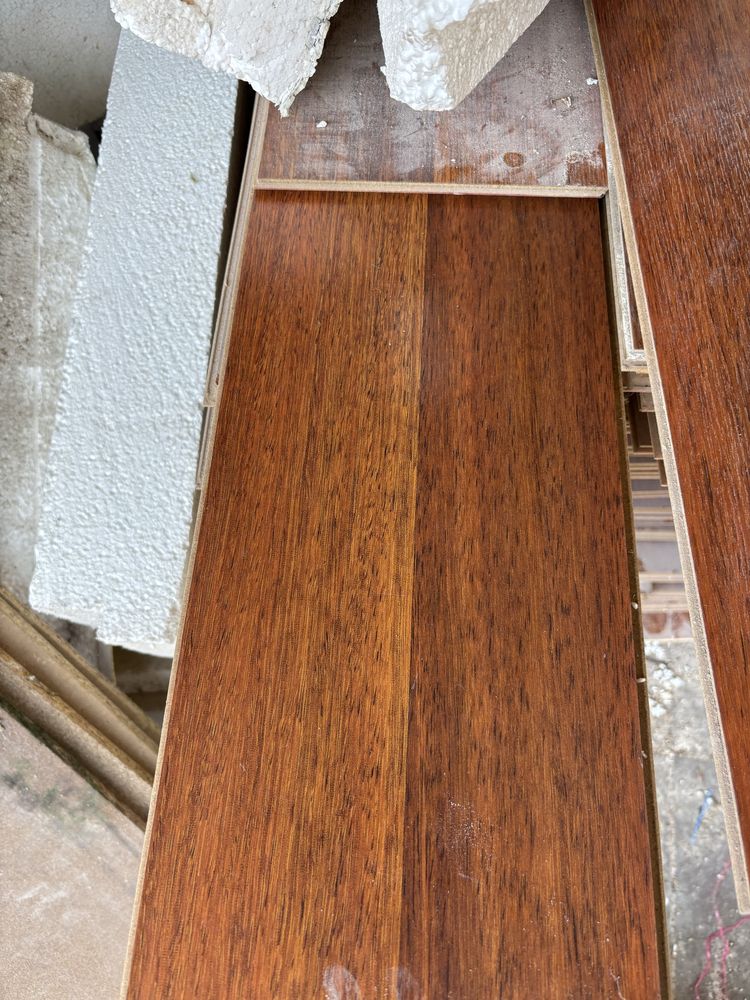 Panele podłogowe laminowane – kolor mahoń, połysk