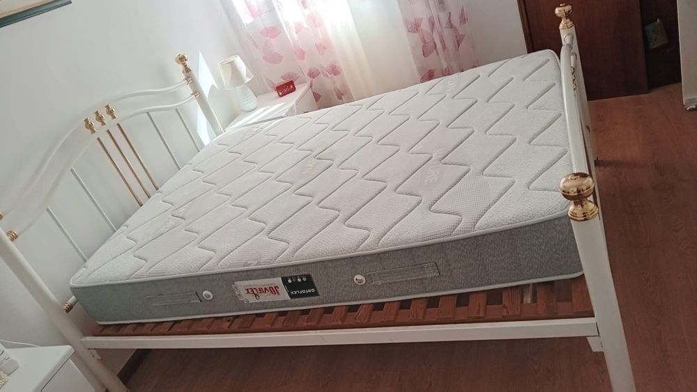 Cama casal com colchão e estrado