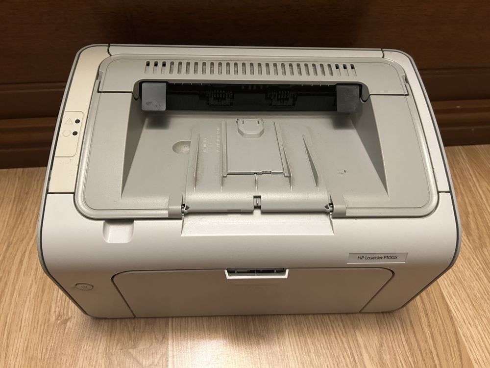 HP p1005, чудовий принтер, картридж в принтері є, проводи всі також є