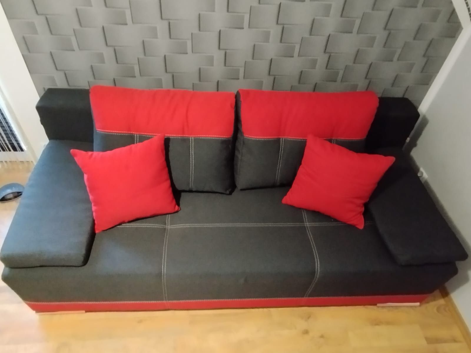 Kanapa czerwono-czarna z białymi paskami (łóżko, kanapa, sofa, wersalk