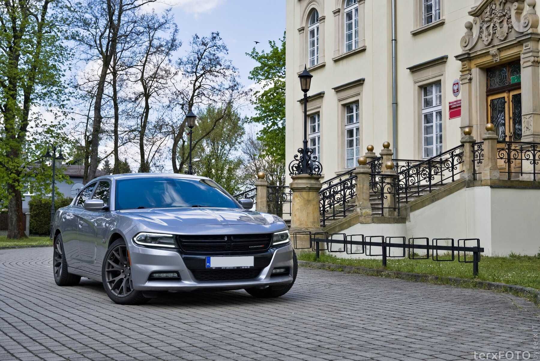 Auto do ślubu Dodge Charger R/T 5.7 Hemi muscle car.