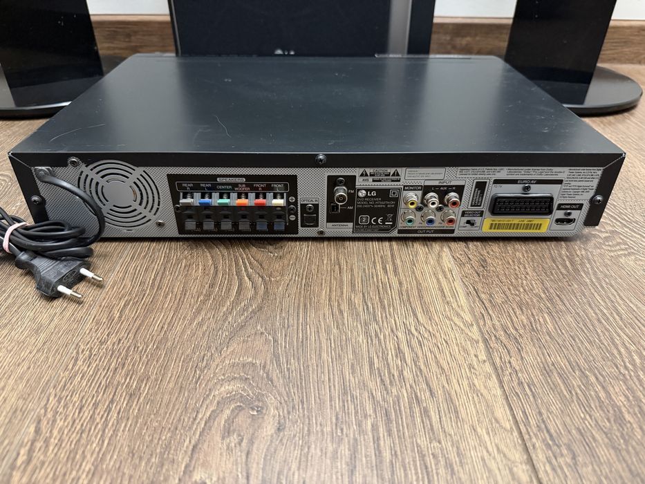 Kino domowe LG model SH52TH-W 300 W