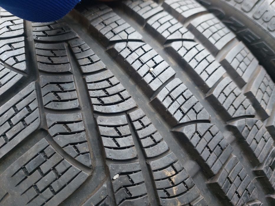 Pirelli 235.40.R18  зима 24р. 7мм