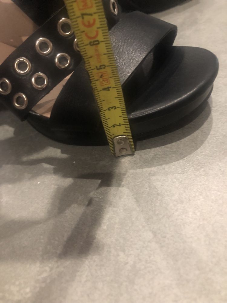 Rockowe sandały rozmiar 35