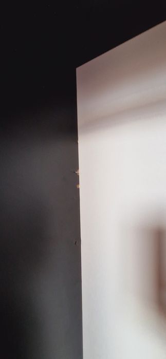 Szafa przesuwna duża pojemna biało czarna z uchwytami drążek półki