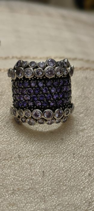 Anel em prata com pedras roxas