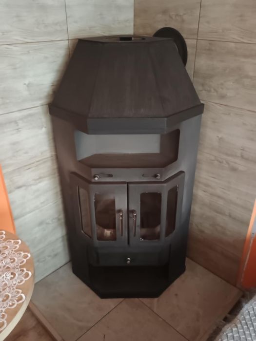 Kominek narożny na drewno