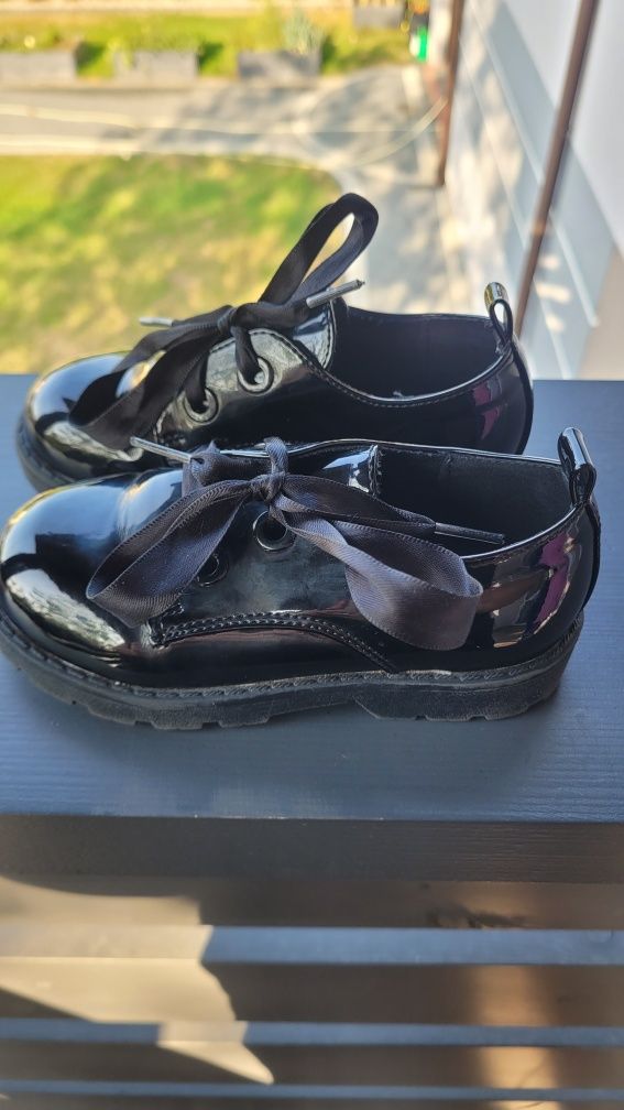 Buty lakierowane Reserved 26 wiązane