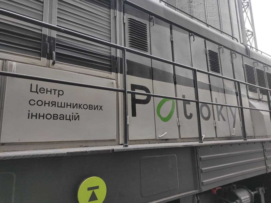 Брендування човнів, яхт, тракторів, спецтехніки та контейнерів