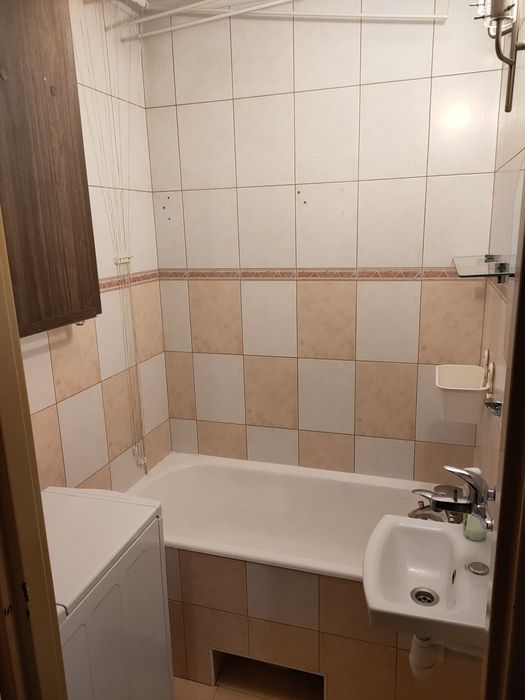 Mieszkanie 39.2m z balkonem . Parter. Super lokalizacja .
